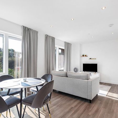 Modern 1 Bedroom Apartment With Parking In Colindale, London إدجوير المظهر الخارجي الصورة